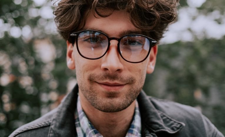 Men’s Hairstyles for Glasses Wearers: How to Get the Balance Right